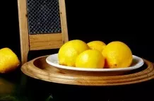 Vertrocknete Zitronen aufpeppen: in heißes Wasser legen