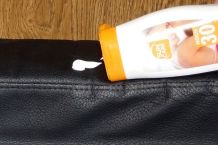 Ledercouch putzen & pflegen mit Duschgel & Sonnencreme
