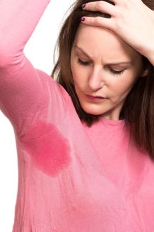 Deo-Flecken auf farbigem T-Shirt entfernen