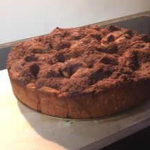 Gezupfter Kuchen mit Zimt und Zucker