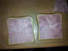 Runde Wurst- oder Schinkenscheiben auf eckigem Toast verteilen