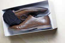"Gute" Herrenschuhe mit Socken zusammen im Schuhkarton aufbewahren