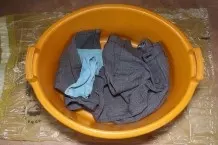 Plastiktüte als Wäscheschutz für herunterfallende Wäsche