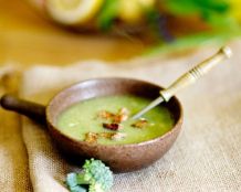 Brokkoli-Creme-Suppe mit Petersilienschaum
