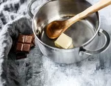 Schokolade direkt im Topf schmelzen - erst mit Butter ausstreichen