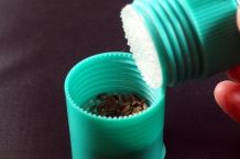 Gewürze in Tabletten-Zerkleinerer mahlen