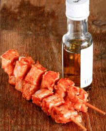 So kleben Holzspieße nicht am Fleisch - Spieß mit Öl einreiben