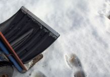Schneeschaufel auf Rädern: Schnee schaufeln mit Sackkarre