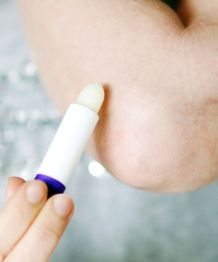 Lippenpflegestift gegen rauhe Ellenbogen