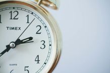Nicht auf die Uhr gucken - sich ausgeschlafener fühlen