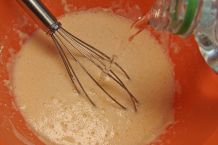 Pfannkuchen mit Mineralwasser zubereiten