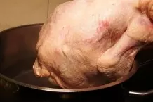 Gegen trockenes Hühnchenfleisch - kochendes Wasser