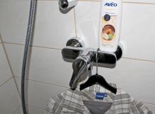 Flecken auf Kleidern mit Haarshampoo entfernen