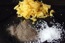 Leckere Würze aus Biozitronenschale, Salz und Pfeffer