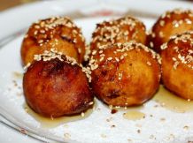 Frittierte Bananenkugeln zum Nachmittagskaffee