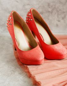 Farblich exakt passende Schuhe oder Tasche zum Kleid finden