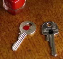 Schnelle Schlüsselkennzeichnung mit Nagellack