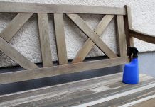 Gartenmöbel mit Sprühflasche "streichen"