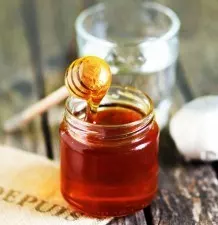 Erste Hilfe wenn es im Hals kratzt - Heißgetränk Honigwasser