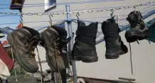 Trocknen von Hosen auf der Wäschespinne
