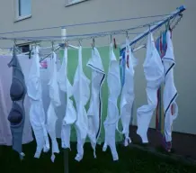 Trocknen von Hosen auf der Wäschespinne