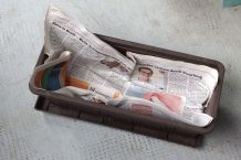 Balkonkästen vor dem Befüllen mit Zeitungen auslegen