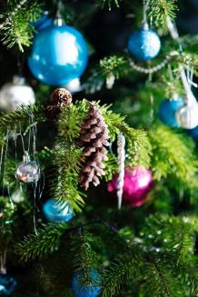 Glänzender Baumschmuck/Weihnachtskugeln: mit Essigwasser