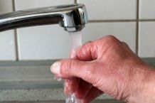 Knoblauchgeruch an den Fingern mit fließendem Wasser bekämpfen