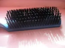 Haare von einer Haarbürste lassen sich leicht entfernen...