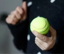 Hundespielzeug selber machen aus Tennisball & Waschhandschuh