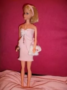 Zopfgummis werden als Haarband für die Barbie Puppe verwendet