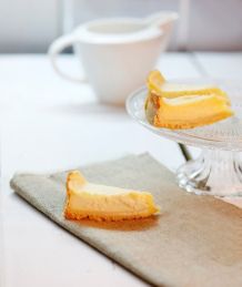 Käsekuchen wird schön glänzend: mit Milch einstreichen