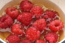 Beeren länger frisch halten - in Essigwasser schwenken
