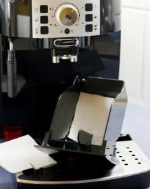 Kaffeevollautomat - Tresterfach sauber halten mit Küchenpapier
