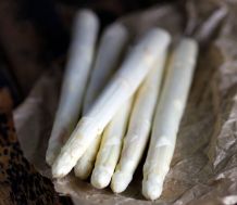 Frischen Spargel erkennen: 2 Stangen Spargel aneinander reiben