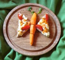 Käsetoast mit Tomate und Möhre in Schmetterlingsform