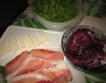 Gebratene Feta-Schinken-Rollen auf Blattsalaten