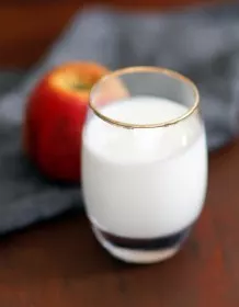 Frühstücksgetränk: Apfel-Milch-Joghurt-Buttermilch-Mix