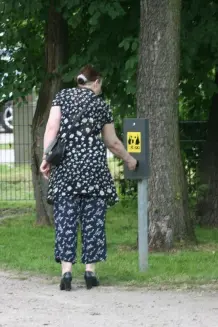 Kleine Plastikbeutel für Hundekot mitnehmen - Bürgersteighygiene