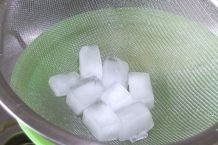 Eiswürfel auf Parties halten länger in einem Sieb über einer Schüssel