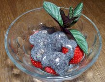 Erdbeeren mit weißer Schokolade & Mohn