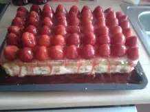 Windbeuteltorte mit frischen Erdbeeren