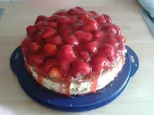 Windbeuteltorte mit frischen Erdbeeren