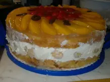 Windbeuteltorte mit frischen Erdbeeren
