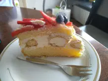 Windbeuteltorte mit frischen Erdbeeren