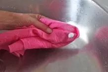 Edelstahl Waschbecken mit Zahnpasta reinigen