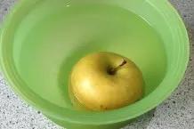 Runzelige Äpfel schälen - ab ins heiße Wasserbad
