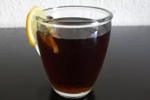 Eine preiswerte Erfrischung: kalter Tee mit Zitrone