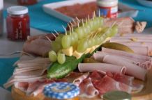 Gurkenkrokodil bewacht kaltes Buffet