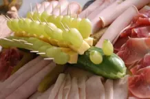 Gurkenkrokodil bewacht kaltes Buffet